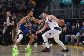 开云体育-东契奇回归赛场，战术调整首场状态亮眼，巴塞罗那观众沸腾！的简单介绍